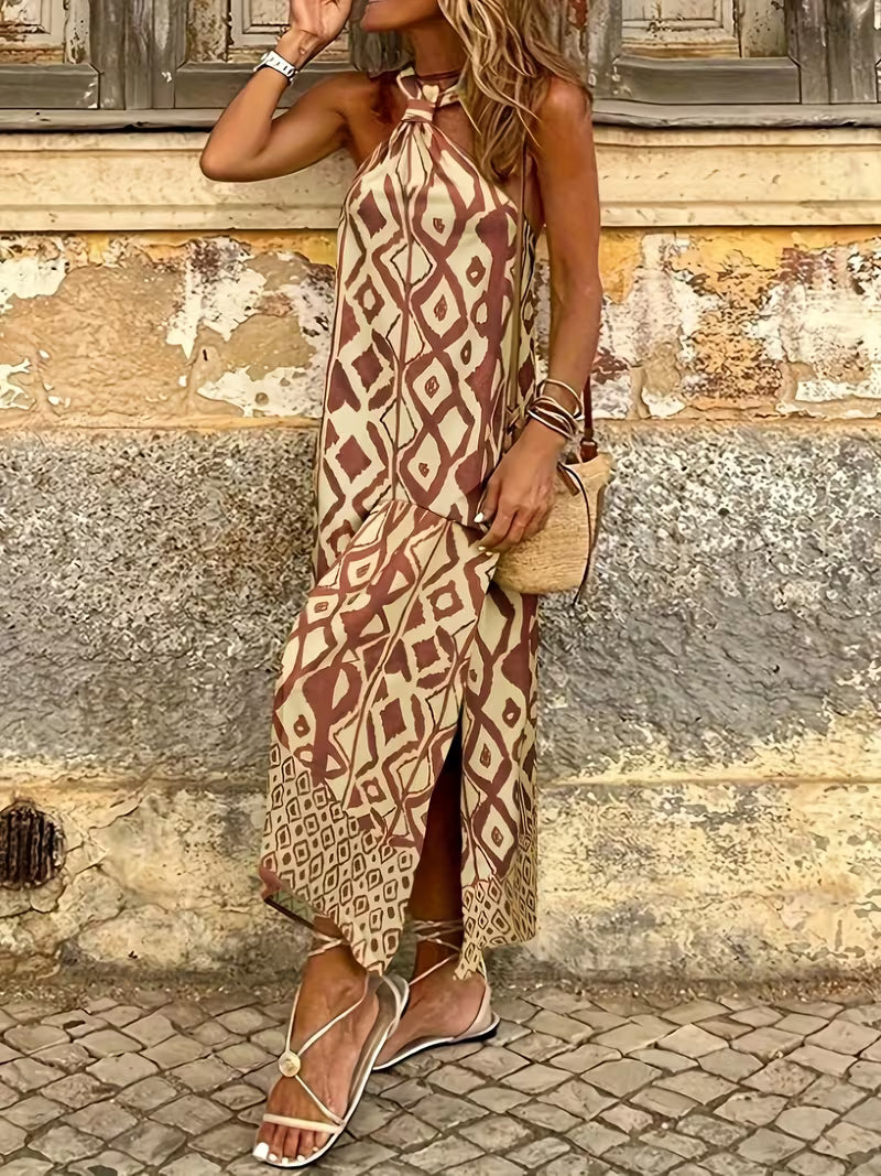 Robe longue raffinée à imprimé géométrique avec col halter — Vogue Française