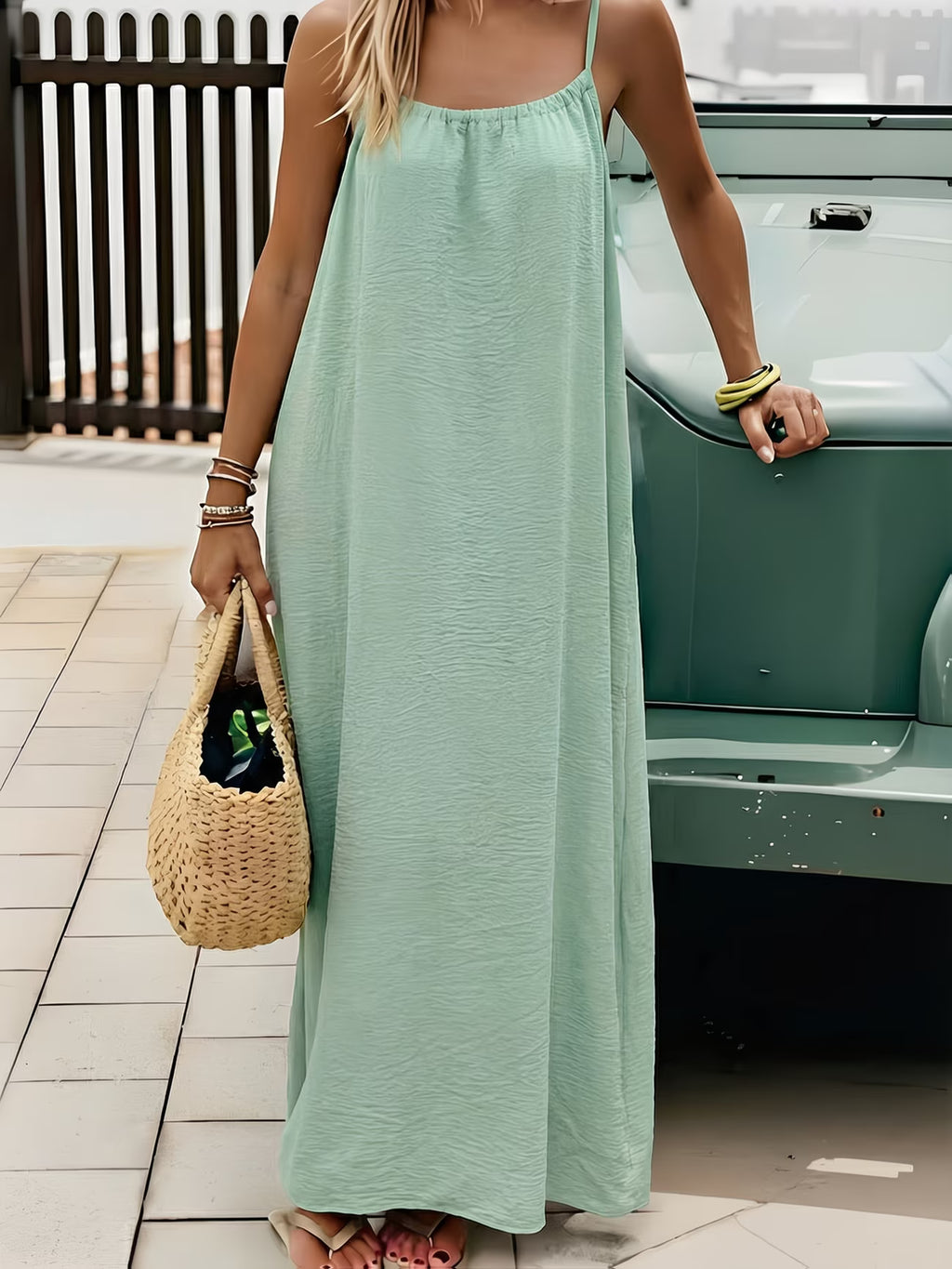 Robe longue légère et sensuelle — Vogue Française