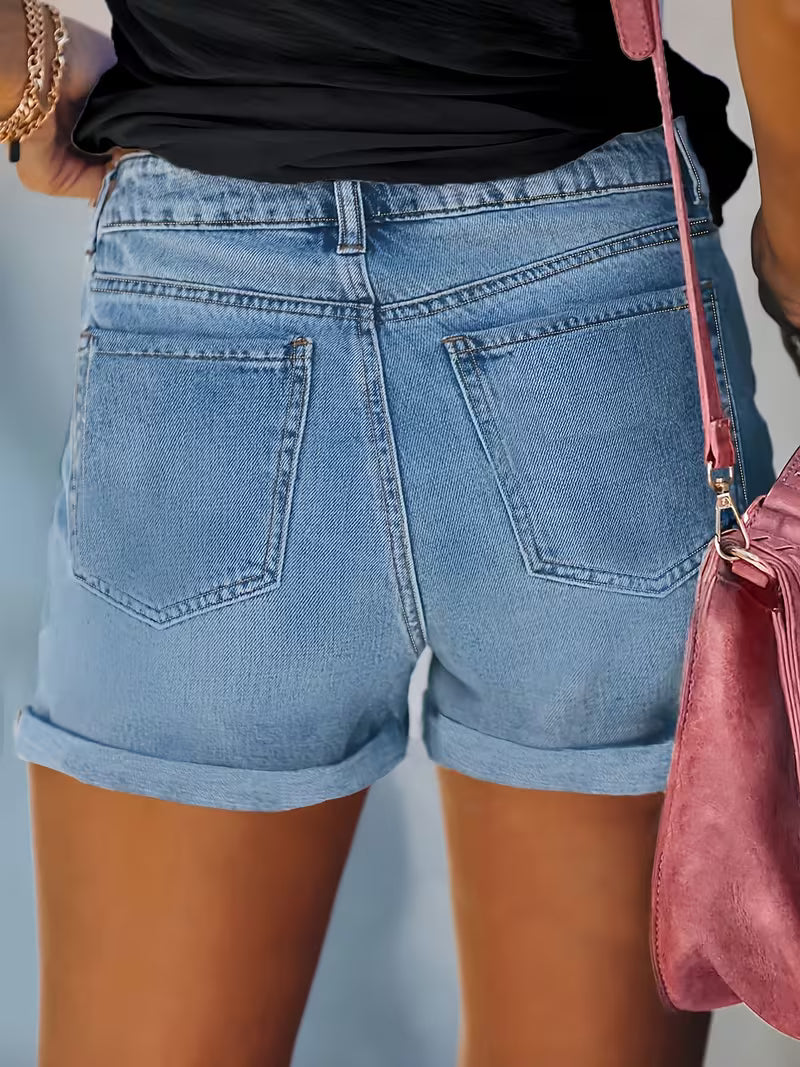 Short en jean délicatement usé — Vogue Française